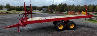 Baltransportvagn 6,35 x 2,22 m vrigt Baltransport 6,35x2,22m Flak 6,35 x 2,22m 
Flak i tryckimpreg. tr
Dck 4st x 500/55-15,5
Hydr. bromsar
Fasta spnnband fr lastskring
Hydr. hjbart drag (ej inkopplat)
Vevbart stdben
LED belysning