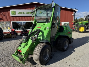Avant 760i Kompaktlastare Avant 760i 
Hjul 26x12.00-12, GR, 
4X4 med antislipventil och lock, 
Flytlge fr parallellfring
Parallellfring,
Redskapsfste hydrauliskt
Arbetsbelysning LED 700 Lumen
Hydrauluttag fram standard
Varningsljus "Beacon"4 st
Slpvagnskontakt
Trafikljussats
HYTT GT, Radio med Bluetooth
Kulkoppling 50 mm med sprint
Bakvikt med handtag 29 kg,
Motorvrmare