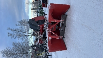 Snöslunga Tokvam 255HSV Tokvam 255HSV Snöslunga 255 HSV
Tokvam 255 HSV är en stabilt byggd v-snöslunga med stor kapacitet. En stor snöslunga som kan dra mycket snö och som kan köras i högre hastigheter på till exempel fjällvägar och i stugområden.

Tokvam 255 HSV är lämplig för stora traktorer mellan 130 hk och 250 hk.

Kraftfull och funktionell konstruktion
Fläkten är utrustad med 6 inmatarvingar strategiskt placerade för optimal inmatning till fläkthuset. För lätt snögenomträngning är fläkthuset placerat så nära marken som möjligt, med utbytbar slitplåt som skydd. Stor öppning in mot fläkten med rena och raka väggar (tex. är skruv hål och bulthål försänkta) för att minimera motståndet till utkastarfläkten. Utkastarfläkt med stötabsorberande lösning som ger fläkten möjlighet att ge vika när främmande element drivs in. Skyddar både traktor PTO axel och snöslunga.

Fördelar med Tokvam 255 HSV
Hydrauliska kantvingar för båda sidor finns som tillval.
Hardox i båsa fläkt och fläkthus.
Heavy Duty-lager som tål 2-3 gånger så mycket påkänningar som vanliga lager.
80 mm fläktaxel som enda v-fräs på marknaden.
Byggd i Strenx 650 stål med raka sidoväggar.