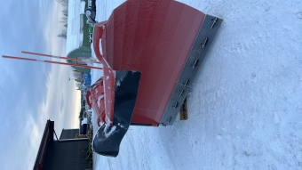 Vikplog Tokvam VT380 Tokvam VT380 Vikplog VT 380
Tokvam VT 380 är en vikplog som lämpar sig mycket väl som landsvägsplog. Dessutom är den mycket lämplig för att röja platser, vägkorsningar och gångvägar. VT 380 är en tyngre vikeplog som ger bra skrapegenskaper och har marknadens största utkastningshöjd med 135 cm höga vingar.

Bärare till VT 380 
VT 380 är vår mest robusta vikplog och lämpar sig för stora traktorer och hjullastare från 8 till 14 ton. Utöver sidopendling har plogen en vertikalpendling på 30 cm, vilket ger utmärkta följegenskaper på ojämnt underlag. Systemet är konstruerat för att kunna anpassas till alla typer av bärmaskiner.

Lång livslängd
Tokvams snöplogar kännetecknas av en stark konstruktion och bra materialval, som ger hög hållfasthet och lång livslängd. Tokvam vikplog har även mycket goda vägöppnande egenskaper vid körning i v-form. Tokvams patenterade FlexFlow flödes- och fästsystem säkerställer enkel användning och flexibla användningsmöjligheter.

Fördelar med Tokvam VT 380
Tokvams patenterade FlexFlow flöde och fästsystem för optimalt flöde på ytan.
15 graders positiv anfallsvinkel ger snörullning och bättre kastegenskaper.
Den 39 graders svängradien ger en liten transportbredd.
Kilbultssystem för enkelt byte av slitstål.
Ett bultat stänkskydd är standard, vilket ger mindre snöstänk och ger bättre arbetsförhållanden för föraren.
Alla fästbultar, inklusive kungbulten, är tillverkade av rostfritt, härdat stål för ökad styrka och längre livslängd.

Finns både med två slang och fyra slangar och går enkelt bygga om.