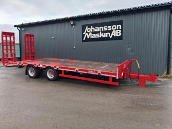 MAC 2 AXLAD TRAILER 19 TON PREMIER ULLT 550 vrigt MAC 2 AXLAD TRAILER 19 TON PRE 815 mm breda ramper Fjder assisterande
550fast flak+150 nerbjd med fack fr tex skopor
Verktygs lda i plt
Justerbar 50mm hitchkrok
Fjdrande dragbom
Oljebroms p 2 axlar
215/75R17,5 8bultar
Led Lysen
Kil att lgga bak fr att f ett plantgolv finns som tillbehr
19 ton totalvikt lastar 15 ton