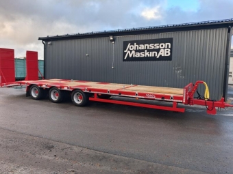 MAC 3 AXLAD TRAILER 27 TON vrigt MAC 3 AXLAD TRAILER 27 TON Flaket 26 fot 780cm+ 1,5m nervik tot 940
Styrande tredje axel
40km/h 8ton Stud axels oljebroms p varje axel
Hydrualisk ramper 815mm solida med grepp
215/75-R17,5 
2st maskin stopp ramper tvrs ver flaket
Fst glor p sida av ytterbalken fabriks gjorda
Justerbar hitchkrok fjdrande dragbalk
27ton totalvikt Lastar 22 ton