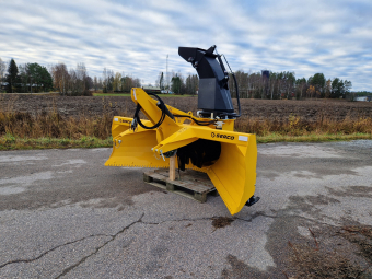 Snöslunga Wieska W253LY med K-axel Wieska Snöslunga W253LY med K-axel De direktdrivna W253L-modellerna är kraftfulla slungor där matarmekanismens skovlar låses med 
brytbultar. Tack vare den inkapslade stommen är snöslungorna synnerligen slitstarka. 
Den formade plogvingen på 70 cm rullar effektivt snön till rotorn. De rymliga utloppsöppningarna 
kastar effektivt ut snön och luckorna manövreras hydrauliskt. Stommen och rotorn tillverkas i S355- konstruktionsstål och slitstålen i Hardox 500HB.

Plogvinge: 70cm
Utkastarrotor 67cm