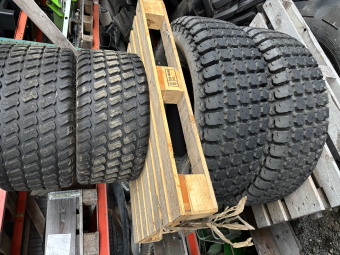 Däck Carlisle 41x14.00-20 st och 31x13.5-15 2st Övrigt Carlisle komplett omgårg däck 