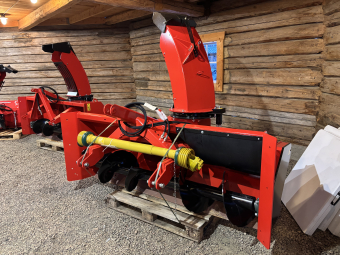 Snöfräs Tokvam 240 THS med K-axel Tokvam 240 THS Snöfräs med Hydr.torn Snöfräs Tokvam 240 THS med hydrauliskt utkastartorn
Arbetsbredd: 240cm
Kasthjulets diameter: 75 cm
Effektbehov: Från 70 hk
23535 K-Axel ingår
Tillbehör: 
10989 Höger kantvinge +12cm 5.000,-
11127 Hydraulisk riktningsklaff 5.000,-