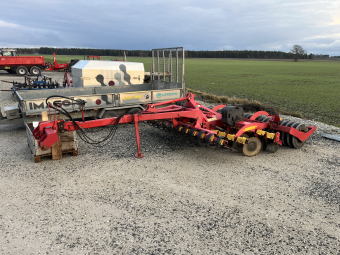 Väderstad Carrier CR 350 Väderstad Carrier CR 350 Fint skick med fina tallrikar! En hel del nya slitdelar medföljer, för mer info kontakta John 0498-65 45 08
