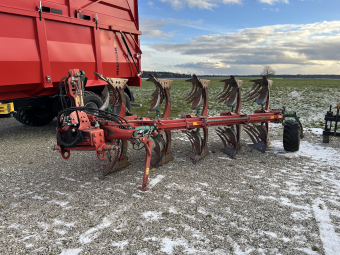 Kverneland ES 5 skärig Kverneland ES 5-skärig 2022 i bra skick, Nya spetsar (quickfit), nya spets-hållare, Nya bröst-skär, cirka 80% kvar av övriga slitdelar.
För mer info kontakta John 0498-65 45 08 

