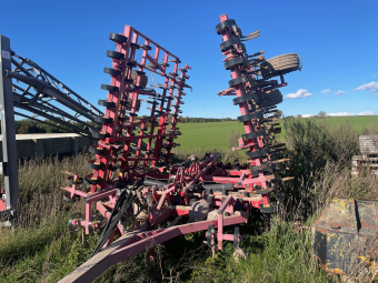 VÄDERSTAD NZA 800 HARV Väderstad NZA 800 HARV BAKRE CB  EFTERHARV  DRAG
...
MNR 97439
...
PRIS EXKL. MOMS: 229.000:-
...
Vi reserverar oss för felskrivning. Kontakta alltid oss innan du åker och tittar, så vi kan säkerställa att maskinen finns på plats.
