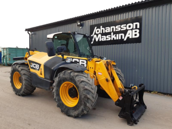JCB 531-70 TELESKOPLASTARE / TELEPORTER Övrigt JCB 531-70 TELESKOPLASTARE 415000 ex moms
Stora BM Hyd låsning 3-e funktion Multifaster
500/70R24
Hitchkrok bak
T4I 111B
styrning fram funkar
Product Specifications ; Max. Lift Height: 7 m ; Max. Lift Capacity: 3,100 kg ;
 Max. Engine Power: 55 kW ; Max. Reach: 3.7 m ; Travel Speed: 33 kph.