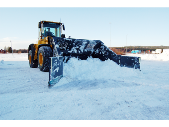 OPTIMAL KLAFFSKOPA 4 KUBIK STORA BM Övrigt OPTIMAL KLAFFSKOPA 4 KUBIK Nu säljs sista lager skopan för endast 129900 ord 145900
OBS gäller endast denna maskin
Multiskopa  145900 ex moms
Teknisk data
Vikt kg	1150
Slitstål	Bultat
Klaffbredd cm	1200
Fäste	Stora BM
Ventil 24V/12V	Standard/Tillval
Totalbredd cm	515
Bredd cm	275
Djup cm	150
Höjd cm	125
Fördelar:
Anpassad för stora volymer och snömängder.
Stor arbetsbredd på 465 cm.
Vändbara slitstål från Olofsfors Sharq på både skopa och vingar.
Hydrauliskt påkörningsskydd.
Elektrisk väljarventil för val av höger eller vänster vinge.
Stora BM-fäste.
24V ventil som standard.
Ring för bästa pris!