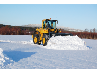 OPTIMAL KLAFFSKOPA 4 KUBIK STORA BM Övrigt OPTIMAL KLAFFSKOPA 4 KUBIK Nu säljs sista lager skopan för endast 129900
OBS gäller endast denna maskin
Multiskopa  165800 ex moms
Teknisk data
Vikt kg	1150
Slitstål	Bultat
Klaffbredd cm	1200
Fäste	Stora BM
Ventil 24V/12V	Standard/Tillval
Totalbredd cm	515
Bredd cm	275
Djup cm	150
Höjd cm	125
Fördelar:
Anpassad för stora volymer och snömängder.
Stor arbetsbredd på 465 cm.
Vändbara slitstål från Olofsfors Sharq på både skopa och vingar.
Hydrauliskt påkörningsskydd.
Elektrisk väljarventil för val av höger eller vänster vinge.
Stora BM-fäste.
24V ventil som standard.
Ring för bästa pris!

Står i Ö-Vik
0660-59982