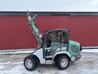 Kompaktlastare Kramer KL14.5 Kramer KL 14.5 Kramer KL 14.5 
Nypris Kramer 14.5: 795 000 kr exkl moms.
Utrustning:
Automatic suspension
Low cab
100% lock - selective
CSD and hand gas
30 km/h (19 mph)
Steer select frnt/4w/crab
Socket 7 pin front
Preheat cooling water 230V
Shunting coupling
Floating position
Add hyc front
Rotating beacon standard
Working light front 2x LED
Licence plate illumination
Security 24 (2000h)
315/55R16 Conti MPT81 ET-35

Denna maskin omfattas ej av ML Trygghetsköp 3mån/100tim
Maskinen säljes för kunds räkning utan garanti.
För mer information kontakta din säljare.