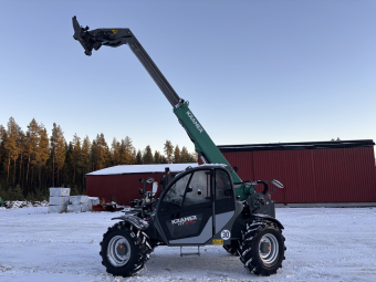 Teleskoplastare Kramer KT276 Stage V Kramer KT 276 FYND! Kohler 75hk
Luftstol
AC
Radio
Kamera fram och bak
LED 2 fram, 2 bak och på bom
Eluttag fram och bak
Centralsmörjning
Motorvärmare
Diff Spärr 100%
Lastdämpare
Hydraulisk pickup hitch
Ställbar ratt
Brandsläckare
EURO-fäste
FYND Gäller bara detta ex