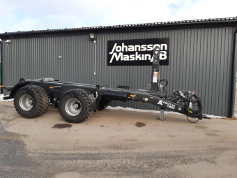 PRONAR LASTVÄXLARE T285/1 Övrigt PRONAR LASTVÄXLARE T285/1 Kampanjpris 379000 exkl moms
total vikt 23000
lastar 17760
Kontainerlängd 5400-6400mm
10ton axlar
Luft och hydr. broms
600/50-22,5
Flaklängd min 5m
Teleskop. stödben med tapp
Boogielås för stabilare växling
Stänkskärmar 
Vridbar dragögla
Hydr. vikbart växlartorn för enklare koppling av kontainer
Hydr. uttag på växlartorn
Hydr. uttag bak
Hydr. kontainerlås
Parkeringsbroms
Fjädrad tandemboogie, medstyrande axel
Skyddade trafikljus
Verktygslåda