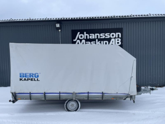 TIKI TRAILER B380P 1500/940KG 380X210 KAPELL KÅPA -10 Övrigt TIKI Släpvagn B380P 1500/940KG Fällbara sidolämmar och fram o bak
Vinterdäck dubb nya 155x70R 12"
Sommar däck 20.5x8.0-10" 98K  
Kapell invändigt lasthöjd: 165cm
Löstagbart ställning med kapell
Ny draghandske