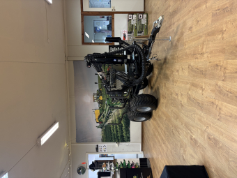 Skogsekipage ATV Palms 1.42+2D KONS H Palms Skogsekipage ATV Palms 1.42+2D MA50 Miljöavgift däck kategori 50
P1.42 Palms skogskran 1.42
P11018 Stödben lavett
P14056 Rotator 10 kN med tapp, finnrotor
P12023 Grip 0,09
P10037 Ventilpaket BLB 6/8 XY 190 bar
P01182 Vagn med dubbelram och 3 par stöttor
P04017 Hjul 300/65-12
P15020 Bensinmotor Hydropack 6.5 hk - 12 L/min
P02062 Rulldrift 4WD