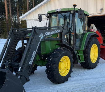 John Deere 6010SE m. Ålö Q960 frontlastare mm. John Deere 6010SE Kopplingsfri fram back
Skogutrustning: Fönsterkil & vändbar förarstol