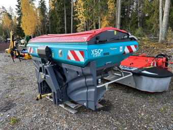 Konstgödselspidare Sulky X50+ Paketpris Sulky Konstgödselspridar X50+ Paket Specifikationer:t
Behållarvolym, litert2400 - 4000
Bredd total, mmt2980
GranulometertStandard
Lasthöjd, mmt1260 - 1620
Lastkapacitet max, kgt4000
SektionsautomatiktStandard
SpjällmanövreringtElektrisk
Spridningsbredd,                        24-36 m
Kantspridning Tribord 3D höger Standard
Kantspridning vä.sida 24-36 m sitterpå
Presenning rullbar sitter på
StegetStandard
Trafikbelysning och reflexertStandard
Vågcell och IsobusförbereddtStandard
-----------
Tillägg som går att eftermontera 
Förhöjning +800 liter  13.800,-/st  (2 förhöjning (800+800 liter)