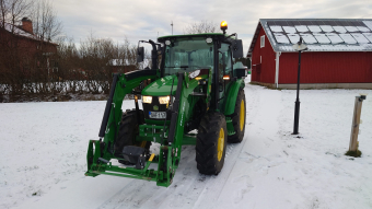 John Deere 5058E 4WD traktor m. Ålö X2S lastare John Deere 5058E 4WD John Deere 5058E 4WD traktor
24F+24R PowrReverser-kopplingsfri
Avgas rör vid hyttstolpe
Ålö frontlastare X2S Euro
ErgoDrive hydraulsats
3:e hydraulfunktion
Lastdämpare
Helt nya hjul 0 tim.