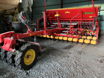 VÄDERSTAD RAPID 400C SÅMASKIN Väderstad RAPID 400C SÅMASKIN CB  SYSTEM DISC
DRIFTSTID: CA 630 HA
...
MNR 28089
...
PRIS EXKL. MOMS: 645.000:-
...
Vi reserverar oss för felskrivning. Kontakta alltid oss innan du åker och tittar, så vi kan säkerställa att maskinen finns på plats.
