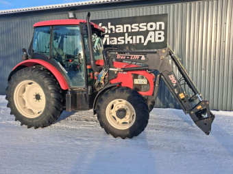 ZETOR 6441 PROXIMA TRACLIFT LASTARE SMS Övrigt ZETOR 6441 PROXIMA TRACLIFT LA Vändbar förarplats Skogshytt
Bukplåt Bakruekil
Trac-lift 120 SL Trima sms 3-e funktion dämpare
3x dubbelverkand uttag bak + fri retur
Motorvärmare 220v
16,9-34 12,4-24 Diagonaldäck= skogsdäck
Vändlåda 40km/h
Endast 875 tim
