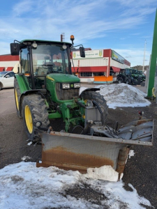 JOHN DEERE 5065E TRAKTOR John Deere 5065E TRAKTOR KOPPLINGSFRI FRAM-BACK AC EXTRALJUS FRAM OCH BAK ROTERANDE LJUS
BAKRUTETORKARE FRAMSKÄRMAR 2 DUBBELVERKANDE HYDR UTTAG BAK
320/85R24 FRAM 420/85R30  FRONTLYFT TRIMA HYDR REGLAGE 
HOLMS 240 VIKPLOG FJÄRÅS 700/1500 SJÄLVLASTANDE SPRIDARE HYDR DRIVEN
...
MNR 20100
...
PRIS EXKL. MOMS: 325.000:-
...
Vi reserverar oss för felskrivning. Kontakta alltid oss innan du åker och tittar, så vi kan säkerställa att maskinen finns på plats.

