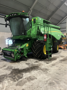 JOHN DEERE S685 TRÖSKA MED 35FOT ZURN IPF BORD John Deere S685 TRÖSKA MED 35FOT ZURN IPF PREMIUM FLOW 35 SKÄRBORD INKL. RAPSKNIVAR  SF3000
DRIFTSTID: 1190 VERK- / 1732 MOTORTIMMAR
...
MNR 18381
...
PRIS EXKL. MOMS: 2.100.000:-
...
Vi reserverar oss för felskrivning. Kontakta alltid oss innan du åker och tittar, så vi kan säkerställa att maskinen finns på plats.
