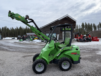 Kompaktlastare Avant 423 Avant 423 Kompaktlastare Utrustning:
Fjädrande sits med armstöd och värme
23x8.50-12 TR
4X4 med antislipventil och lock on/lock-off diff 
Frihjulskoppling
Teleskoputskjut
Arbetsbelysning LED 700 Lumen
Hydrauluttag fram standard
Ropsbåge med tak
Joystick 4-funktioners
Kulkoppling 50 mm med sprint
Bakvikt med handtag 29 kg
Motorvärmare