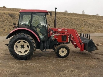  Zetor 3321 2006 ZETOR 3321

 Tillverkare ZETOR
 Modell 3321
 r 2006
 Timmar 388
 Hstkrafter 46
 Kr 2WD

Besk vr hemsida www.worldwide-machinery-ltd.com.
 Vi erbjuder attraktiva rabatter och lga transportkostnader