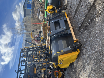 Sopmaskin Stark Csw 2500 Advanced Visningsmaskin Övrigt CSW 2500 Advanced Stark CSW 2500 Advanced uppsamlande sopmaskin
Sidoborste höger, fördraget för att montera dit på vänster också.
Dammbindningsystem 600L.
Högtryckstvätt(inkl. vattenslang 15m).
Tema 7500 (3/4") honkopplingar.
VOLVO SBM fäste.
Stödhjul fram.
OBS med hydrauliskt öppningsbar botten för snabb tömning!

Proffsens val för sopning av gator och gårdar.
Konstruerad för att vara effektiv.
God sikt ger bättre arbetarsäkerhet.
900 mm lameller förbättrar arbetsresultatet
och ger ökad kostnadseffektivitet.
Robust konstruktion och högkvalitativa komponenter
ger en tillförlitlig, funktionssäker och långvarig maskin.
Tillvalsutrustningen för bevattningssystem
minskar mängden gatudamm.
Steglös höjdinställning av borsten.
Den hydrauliskt höjbara sidborsten
(tillval) vrider sig framför borsten.
När den är upphöjd tar sidborsten inte upp
utrymme i borstens sida- eller längdled.
Den stora bottenluckan gör att det är enkelt att tömma skräpbehållaren.
Borstens hydraulmotor är inbyggd i borstvalsen.
Pendling av borstvalsen och adaptern garanterar ett snyggt
slutresultat och skyddar borsten mot skador.
Den bultade STARK FIT-adaptern kan snabbt bytas för att passa basmaskinens snabbinfästning.
Till exempel hydrauliskt lyft av sidoborsten. Sidoborstens rotation och bevattning
stoppas när den lyfts upp.