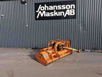 BERTI SLAGSLÅT. EKR S200 Övrigt BERTI SLAGSLÅT. EKR S200 Uppdrag 55000 ex moms
Fördelar:
Hydraulisk sidoförskjutning är standard och ger ett rörelsemönster på 50 cm.
Kan köras front- eller bakmonterad med 540 eller 1 000 rpm
Anpassad för traktorer i mellanklassen.
Erhålls med hammarslaga alternativt Y-kniv.
Ingen avskrapare krävs tack vare den självrengörande stödrullen.
Frihjul i växellåda.