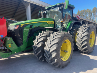 JOHN DEERE 8R 340 E23 TRAKTOR 50 KM FR.LYFT John Deere 8R 340 E23 TRAKTOR 50 KM FRONTLYFT  AUTOTRAC READY  710/75X42 650/60X34
5 DUBB.UTTAG  AKTIVT SÄTE  JD JOYSTICK
VAGNSBROMS  LUFTBROMS    DUBBELMONTAGE INGÅR EJ
...
MNR 29146
...
PRIS EXKL. MOMS: 2.475.000:-
...
Vi reserverar oss för felskrivning. Kontakta alltid oss innan du åker och tittar, så vi kan säkerställa att maskinen finns på plats.
