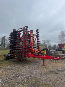 VÄDERSTAD CR 625 XL CARRIER Väderstad CR 625 XL CARRIER CB  DB STEELRUNNER  HYDRAULARMSDRAG  HYDR. TOPPSTÅNG
...
MNR 28773
...
PRIS EXKL. MOMS: 595.000:-
...
Vi reserverar oss för felskrivning. Kontakta alltid oss innan du åker och tittar, så vi kan säkerställa att maskinen finns på plats.
