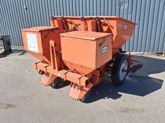 UNDERHAUG POTATIS SÄTTARE 2 RADIG Övrigt UNDERHAUG POTATIS SÄTTARE 2 RA Uppdrag
Med gödsel behållare
Drivs av hjulen