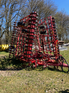 VÄDERSTAD NZA 1000 HARV Väderstad VÄDERSTAD NZA 1000 MNR: 20279
...
PRIS EXKL. MOMS: 310.000:-
...  
VI RESERVERAR OSS FÖR FELSKRIVNING. KONTAKTA ALLTID OSS INNAN DU ÅKER OCH TITTAR, SÅ VI KAN
SÄKERSTÄLLA ATT MASKINEN FINNS PÅ PLATS
