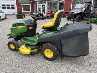 Åkgräsklippare John Deere X155R med 107cm klippdäck John Deere X155R med Uppsamlare 