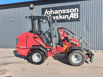 WEIDEMANN 1390 HYTT VÄRME Övrigt WEIDEMANN 1390 HYTT 695000 ex moms
Hytt med 2 dörrar
Tygstol med luft fjädring
Radio förberedd
Trafik belysning halogen
led arbets belysning 2+1
Roterande varnings ljus
Dieselmotor Yanmar tnNV86 33,3 Kw 45Hk
Motor och hydrualtank värmare 220v
30km/h
31x15,5-15 BKT Tracmaster ET-37 Gräsdäck
P-kinematic LS920 Lyfthöjd 3004mm
Trima sms hyd låsning
Last arms dämpare
3-e funktion Proportionel via Joystick ink kontierlig drift via brytare
13 polig uttag fram dubbelfunktion ink belysning E1/E2
Bakvikt 180kg