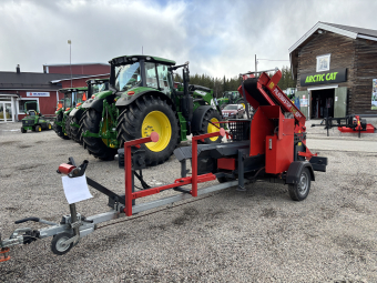 Vedmaskin Pilkemaster EVO36HC BM 13hk med chassi Demo 2022 Pilkemaster EVO36 HC Bensinmotor 2022 Demomaskin
80km/h oreggat chassi
Chassi går ej att regga in som 80km/h
Bromsat chassi 
nypris 195.000kr+moms