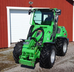 Kompaktlastare Avant 860i m utr. Avant 860i Hjul 380/55-17, dubbade, Fälg: 10x140
4X4 med lock-on/lock-off diff inkl. frihjulskoppling
Bom med parallellföring och flytläge
Hydraulisk redskapslåsning
Arbetsbelysning LED 700 Lumen (för GT-/DLX-hytt)
GT-hytt
El-funktion till joystick
Sidovikter par 180 kg
Varningsljus "Beacon" 4 st för GT--hytt
Maskinen säljes för kunds räkning.
