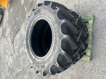 Däck 340/85R24 Mitas Övrigt Däck 340/85R24 Ej använda men ca 10 år gamla.