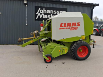 CLAAS ROLLANT 250 ROTOCUT RUNDBALSPRESS Övrigt CLAAS ROLLANT 250 ROTOCUT Mycket fin Balpress
enkel Hantering 
16 knivar
12v el till dosan + 2 hydrualslangar