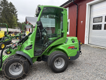 Avant 528 Kompaktlastare utrustad enligt spec. Avant 528 Denna maskin omfattas ej av ML Trygghetsköp 3mån/100tim
Maskinen säljes för kunds räkning utan garanti.
För mer information kontakta din säljare.
Hjul 26x12.00-12, GR
 4X4 med antislipventil och lock on/lock
 Parallellföring
 Redskapsfäste med mekanisk låsning
 Arbetsbelysning LED 700 Lumen
 Hydrauluttag fram standard
 Hytt LX
 Joystick 6-funktioners
 El-funktion till joystick
 Kulkoppling 50 mm med sprint, Bakvikt med handtag 29 kg , Gallerskydd
bakre, Motorvärmare