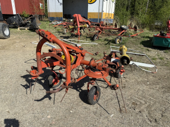 Hövändare Kuhn GF 440P Kuhn GF 440P Denna maskin omfattas ej av ML Trygghetsköp 3mån/100tim
Maskinen säljes för kunds räkning utan garanti.
För mer information kontakta din säljare.