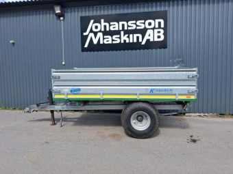 K-VAGNEN 4000T3 BR TIPPVAGN Övrigt K-VAGNEN 4000T3 BR TIPPVAGN Uppdrag 45000 ex moms
40km/h Lastar 4000kg totalvikt 4900
400/60-15,5 Däck
Hydralisk broms
Flaket är 152x300 invändigt 60cm höga balkar
3-vägs tipp