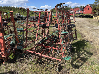 Fjäderharv Kverneland Kverneland S-pinneharv med 6-7 meter Denna maskin omfattas ej av ML Trygghetsköp 3mån/100tim
Maskinen säljes för kunds räkning utan garanti.
För mer information kontakta din säljare.