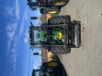 Traktor John Deere 6155R AP m 5.1P lastare John Deere 6155R Q6M lastare med stora BM och våg.
Ledlampor.
Nästan nya bakdäck.
Ring för mer info.