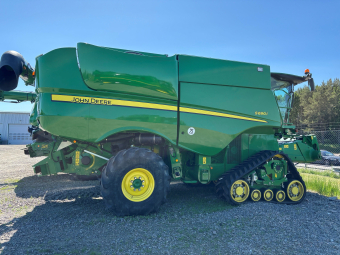 JOHN DEERE S690 SKÖRDETRÖSKA John Deere S690 SKÖRDETRÖSKA INKOMMANDE JULI
...
KOMMER SÄTTAS PÅ NYA BANDSTÄLL  AWD, 
630R BORD PÅ VAGN GPS, KAMERA PÅ RÖR,
NY SÅLLKASSE -25, NYRENOVERAD BAKAXEL & BANDSTÄLL
SF3000 + JD 2630 SKÄRM INGÅR. 
DRIFTSTID: CA 2216/1365 TIMMAR
...
MNR 22816
...
PRIS EXKL. MOMS: 1.350.000:-
...
Vi reserverar oss för felskrivning. Kontakta alltid oss innan du åker och tittar, så vi kan säkerställa att maskinen finns på plats.

