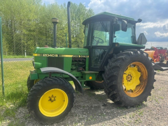 JOHN DEERE 2040S TRAKTOR John Deere 2040S TRAKTOR 520X38 
400X22.5  
SNABBVÄXEL
...
MNR 20765
...
PRIS EXKL. MOMS: 98.000:-
...
Vi reserverar oss för felskrivning. Kontakta alltid oss innan du åker och tittar, så vi kan säkerställa att maskinen finns på plats.

