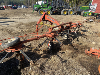 Hövändare Deutz-Fahr KH 500 5 meter Deutz-Fahr KH 500 Denna maskin omfattas ej av ML Trygghetsköp 3mån/100tim
Maskinen säljes för kunds räkning utan garanti.
För mer information kontakta din säljare.