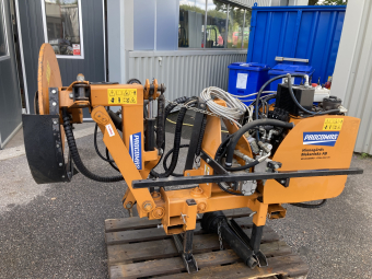 PROCOMAS TS501 STOLPKLIPPARE Övrigt PROCOMAS TS501 STOLPKLIPPARE Arbetsmöjligheter: Kan användas på både höger och vänster sida med små modifieringar. Kan monteras fram eller bak på traktorn.
Hydrauliska rörelser: Styrs av elektriska kommandon med justerbart flöde.
Klippbredd: Tillgänglig i 55, 65 och 75 cm.
Justerbar klipphöjd och lutning: Genom dedikerade hydraulcylindrar.
Lateral förskjutning: 80 cm förlängning av klippenheten.
Automatisk hinderövergång: För trottoarkanter, växter och räckesstolpar.
Dubbel hydraulkrets: En för bladrotation och en för rörelser oberoende av traktorn.
Hydraulolja: Cirka 80 liter i kretsen.
Fint skick, endast lite använd.
...
MNR 39067
...
PRIS EXKL. MOMS: 79.000:-
...
Vi reserverar oss för felskrivning. Kontakta alltid oss innan du åker och tittar, så vi kan säkerställa att maskinen finns på plats.

